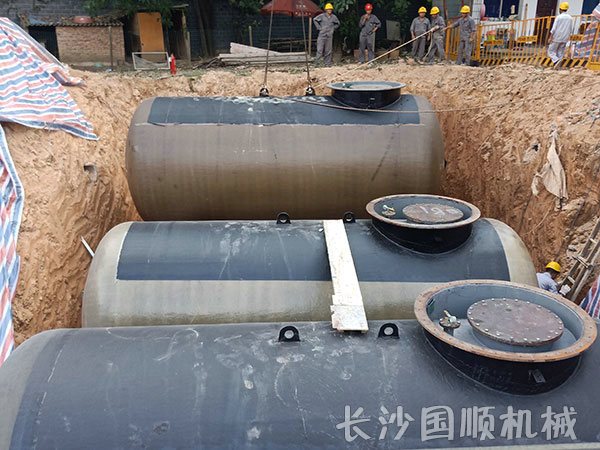 步步高长天加油站油罐安装