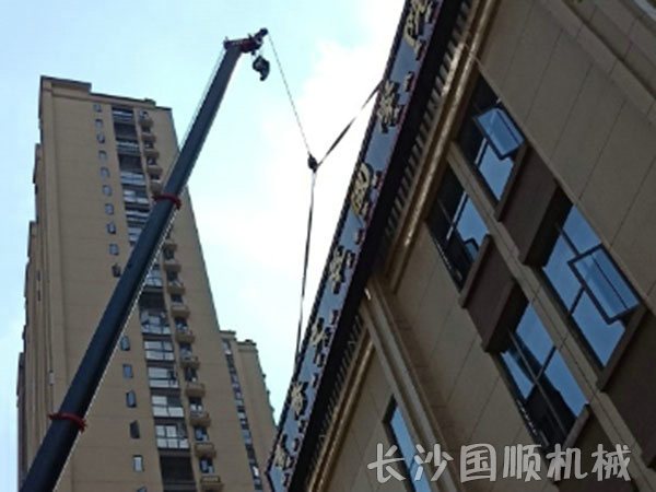 步步高梅溪湖广告牌吊装