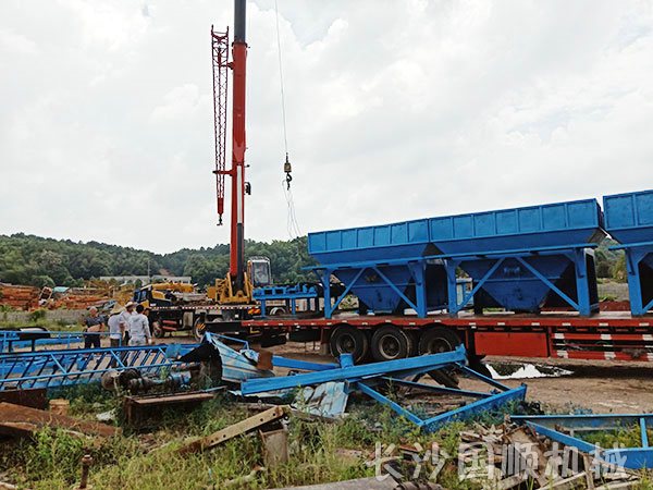 中铁五局仓库装货