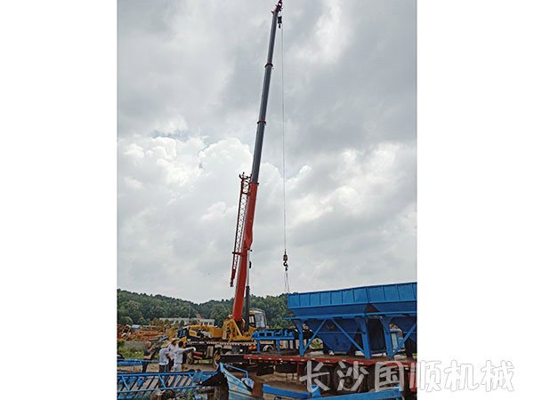 中铁五局仓库装货