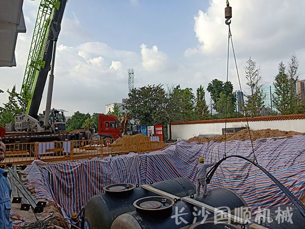 步步高长天加油站油罐安装
