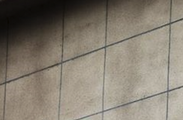 如何防止仿石漆涂料出现泛碱、脱落、发花等问题？