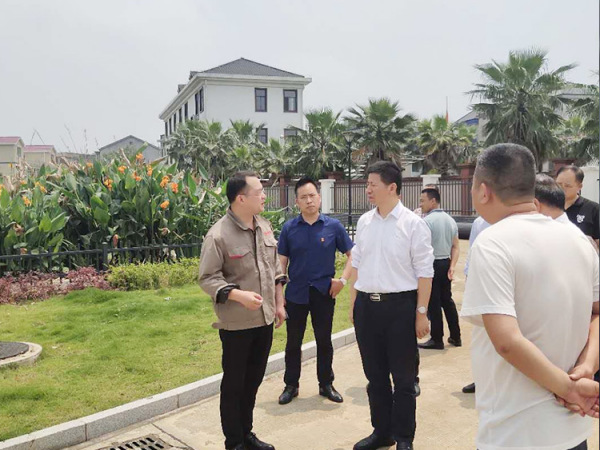 王洪斌书记检查工作莅临公司污水处理项目指导工作