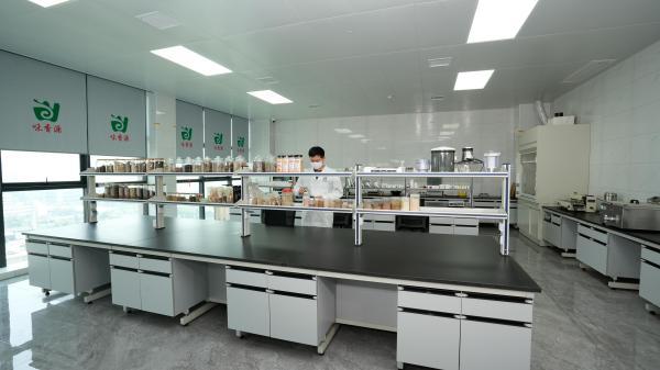 研发驱动风味：走进味香源实验室，揭秘公司研发如何为休闲食品注入“风味之魂”