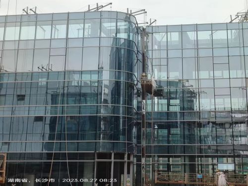 挂外墙吊篮施工