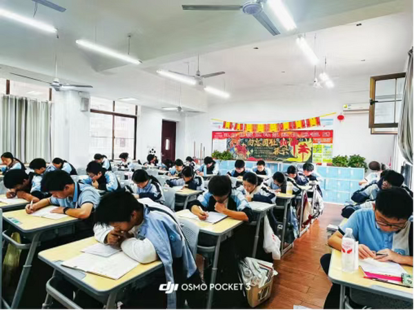 以向量为翼，探几何之秘——石外高中高二年级数学解题竞赛