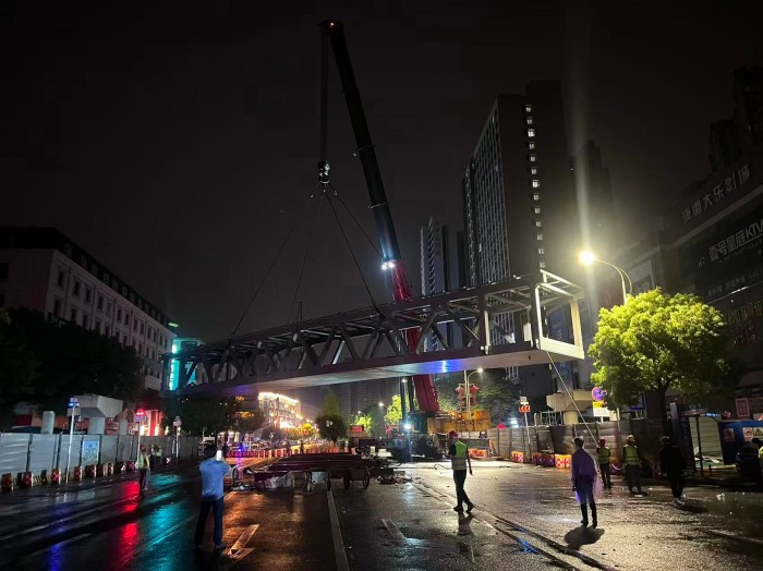 含浦人行天桥安装 (4)