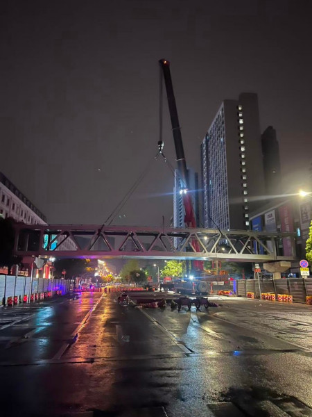 含浦人行天桥安装