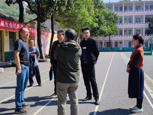 ７郴州市教育局领导来我校考察工作