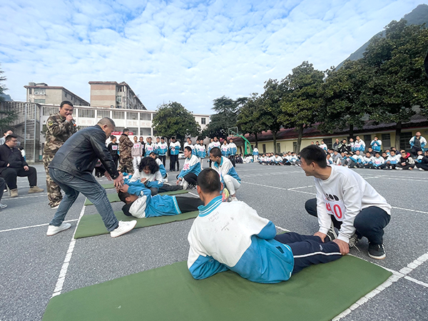 运动会：仰卧起坐