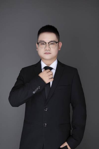 张静：高二年级副主任