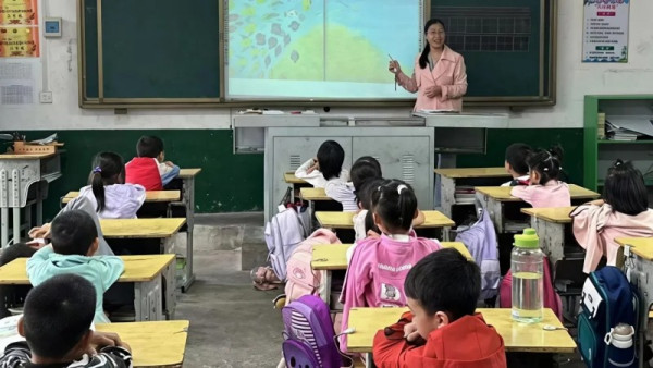 教师专栏 ｜ 以书为桥，点亮乡村课堂的微光