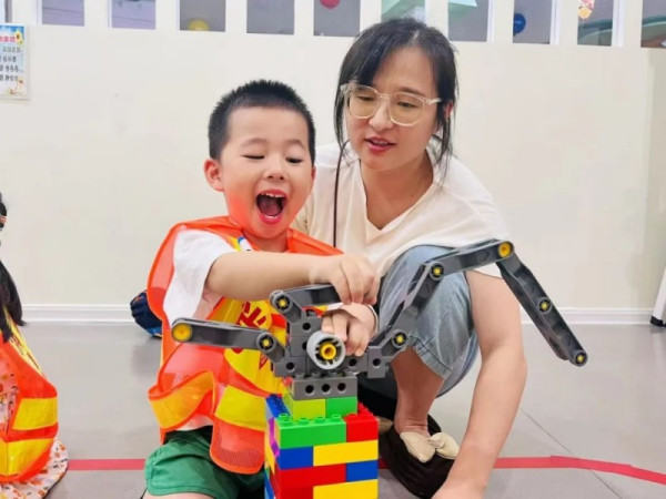 乐高课程只是“玩”吗？孩子学习乐高有8大好处，您知道吗？