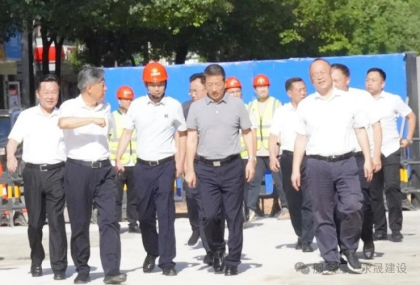 怀化市领导到我司承建的怀西路 — 杨家田片区雨污分流项目实地调度