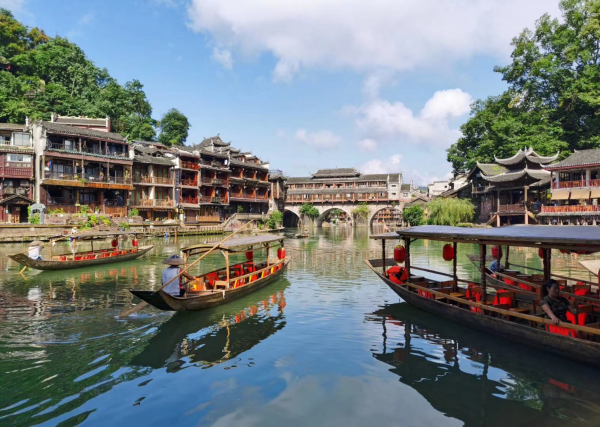 张家界旅行社报价，张家界5天4晚多少钱？