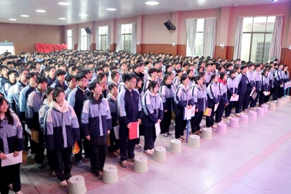 石外高中开学首日燃爆全场！400张奖状+4位数奖学金点燃梦想，校长三“四”宣言引爆教育新思考