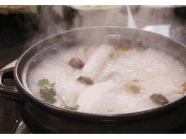 燉肉時(shí)出現(xiàn)的浮沫，是營養(yǎng)精華還是臟東西？該不該撇去？