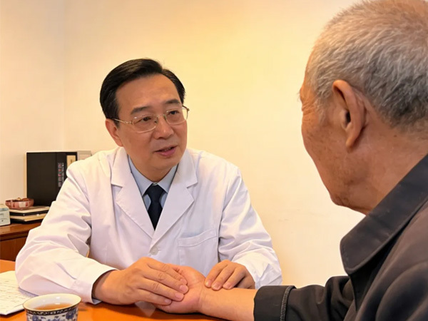 七旬老人走路 “跑偏”、頭皮刺痛，中醫(yī)出手重新“走” 回幸福路!