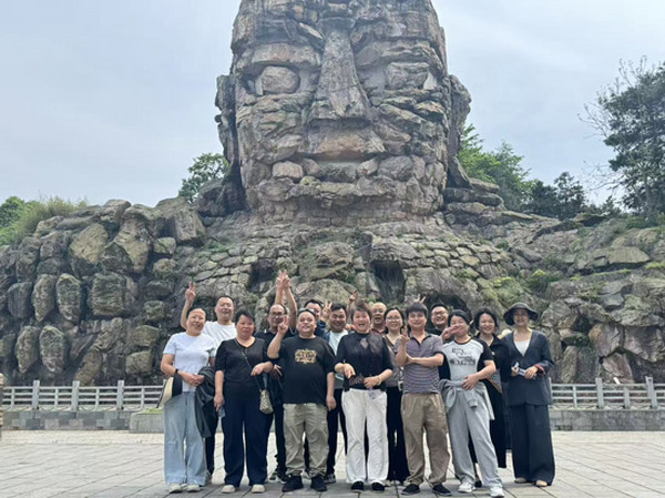 湖南昊宇门窗团建太欢乐！登太阳山、烤串唱歌，家人齐聚暖人心