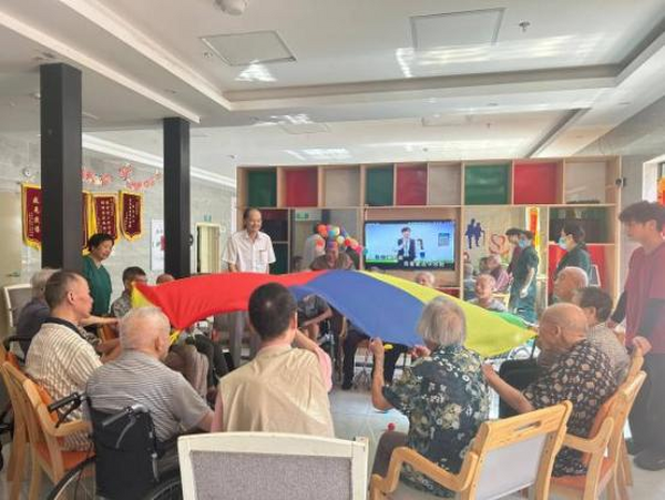 长沙见康养老院开展“趣味彩虹伞”互动游戏活动
