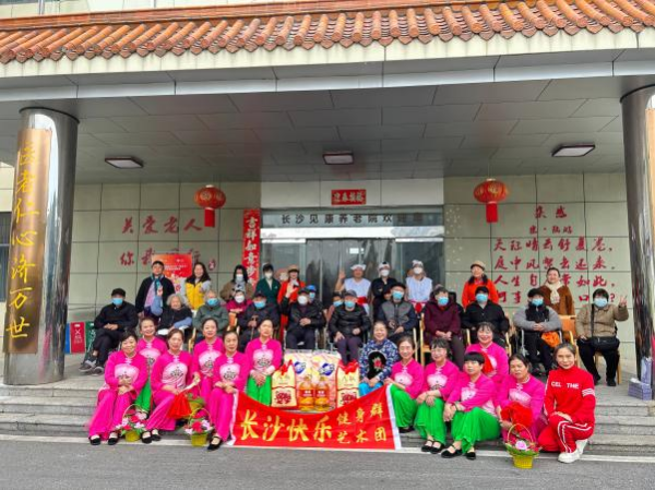长沙快乐艺术团走进我院，开展暖心慰问表演活动