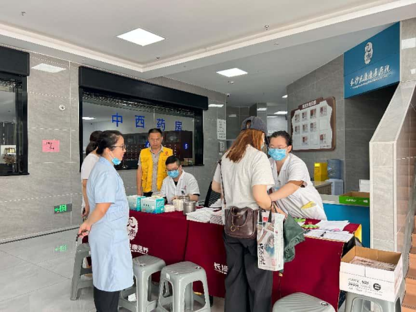 月湖街道综合养老服务中心联合长沙见康康复医院开展三伏贴活动