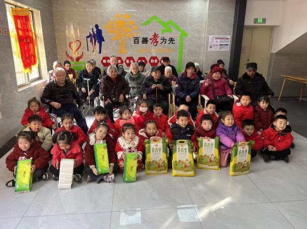 贝尔乐幼儿园的师生们走进长沙见康养老院进行慰问活动2