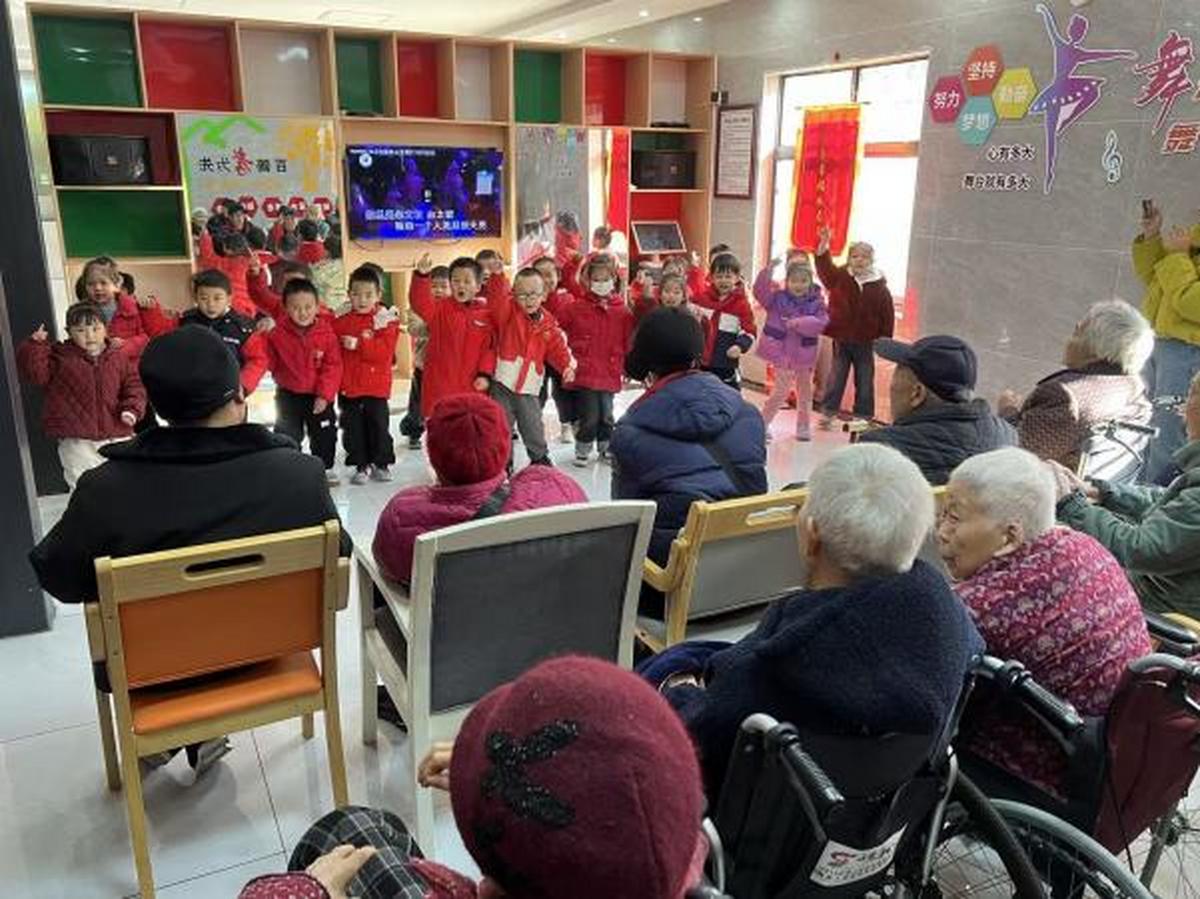 贝尔乐幼儿园的师生们走进长沙见康养老院进行慰问活动