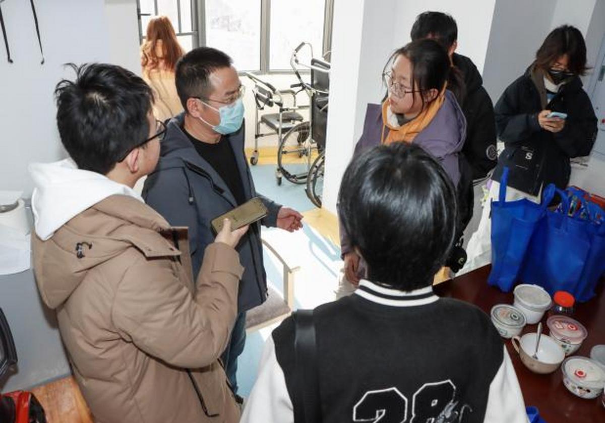 中南大学11名志愿者走进长沙见康养老院开展老人慰问活动