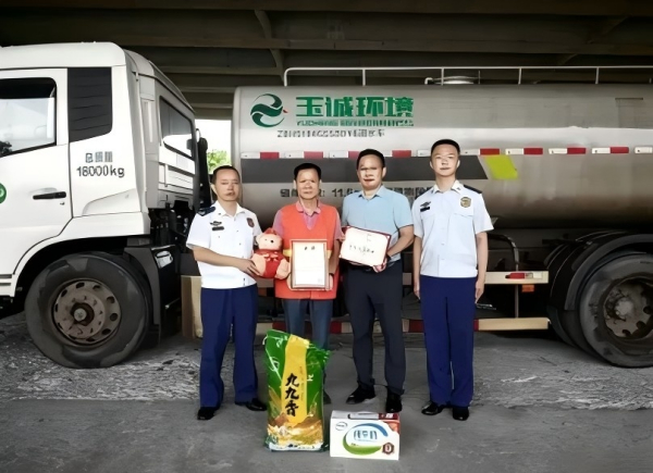 洒水车变身应急消防车！玉诚司机徐勇路遇货车自燃，挺身救火传递正能量。